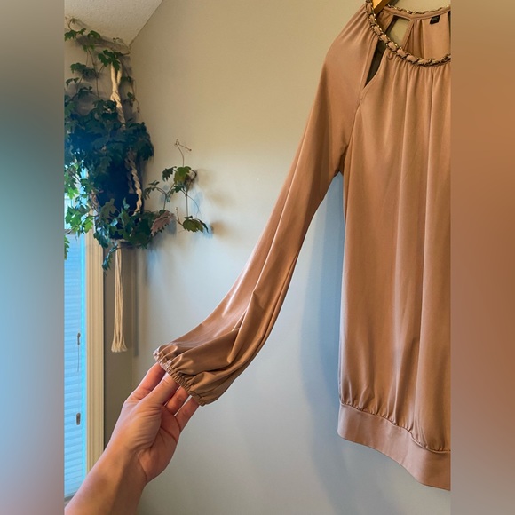 Guess Top with cut out and gold chain accents Small open back - Picture 4 of 5